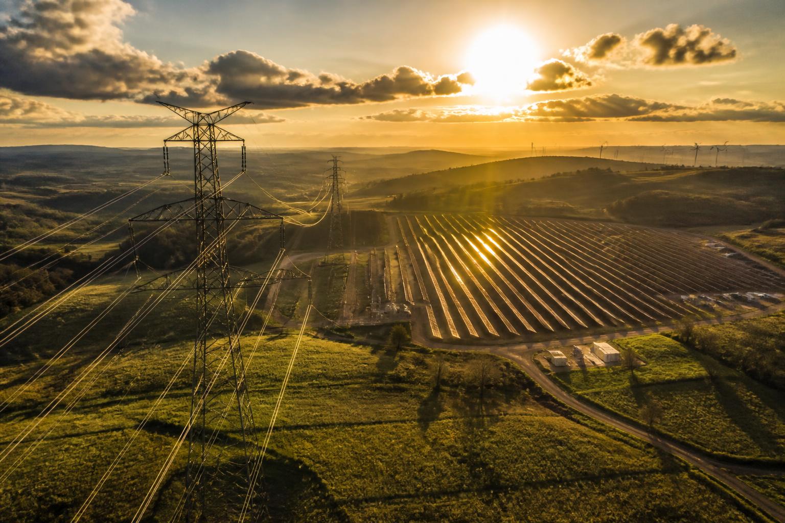 Linhas de transmissão e parque solar ao entardecer no Brasil